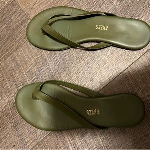 Tkees flip flops.